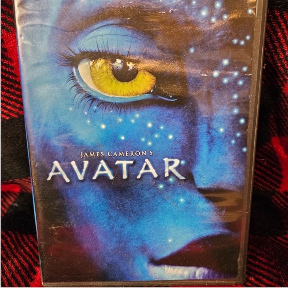 James Cameron's Avatar DVD - Blue & Yellow Cover